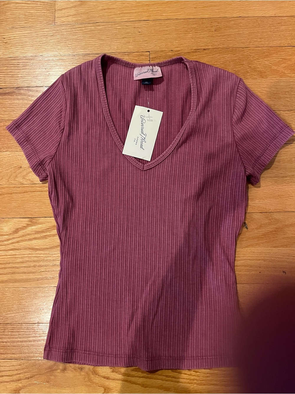 Universal Thread Women's Ribbed V-Neck Tee in Plum